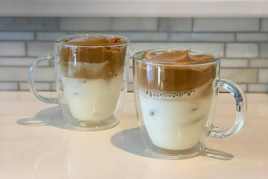 Dalgona Coffee saat ini menjadi tren kreasi minuman. Meskipun, bahan dan cara pembuatannya yang terbilang cukup mudah, ternyata banyak orang gagal dalam membuat minuman ini. (Foto: tastynesia.com)