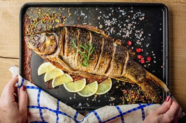 Makan ikan secara teratur dapat membuat tubuh menjadi lebih sehat. Hal ini disebabkan banyaknya kandungan di dalam ikan yang sangat bermanfaat bagi kesehatan. (Foto: webmd.com)
