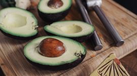 Alpukat merupakan salah satu buah yang memiliki segudang manfaat. Namun, mengonsumsinya secara berlebih ternyata berbahaya bagi tubuh. (Foto: unsplash.com)