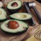 Alpukat merupakan salah satu buah yang memiliki segudang manfaat. Namun, mengonsumsinya secara berlebih ternyata berbahaya bagi tubuh. (Foto: unsplash.com)