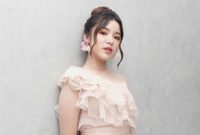 Penyanyi Tiara Andini baru saja merilis single terbaru karya Laleilmanino yang diberi judul 