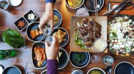 Sahur dengan menu makan makanan yang itu-itu saja tentunya membosankan. Untuk mengakalinya, kamu dapat mengkreasikan makanan ala drama Korea. (Foto: iStockphoto)