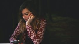 Chatting dengan gebetan ternyata ada batasannya, lho. Jika berlebihan, kamu bisa membuatnya risih dan terganggu. Apa saja ya tanda-tandanya? (Foto: unsplash.com)