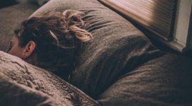 Kesulitan tidur dapat diatasi dengan berbagai cara dan bantuan salah satunya metode mendengarkan white noise. (Foto: unsplash.com)