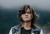 Penyanyi Axl Ramanda kembali menunjukkan bakatnya dengan merilis lagu perdana yang berjudul “Lepas dan Pergi”. (Foto: Dok. Axl Ramanda)