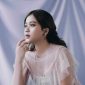 Penyanyi cantik Brisia Jodie dipercaya mengisi original soundtrack film Merindu Cahaya de Amstel yang diberi judul 
