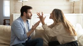 Terdapat beberapa tanda red flags dalam suatu hubungan yang perlu kamu waspadai. (Foto: iStock)