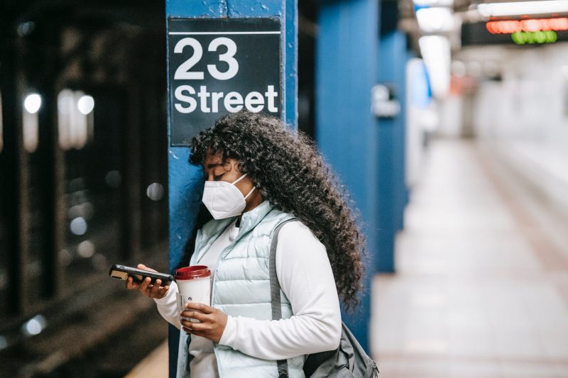 Berbagai sampah yang ada di ponsel harus segera dibersihkan salah satunya dengan melakukan digital decluttering. (Foto: Pexels)