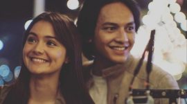 Meskipun sempat terpisah dengan Amanda Rawles cukup lama, Jefri Nichol tetap mampu membangun chemistry di Dear Nathan: Thank You Salma. (Foto: Dok. Rapi Films)