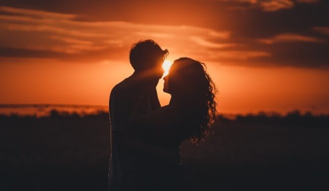 Memahami orang tersayang melalui pendekatan love language dapat menjadi salah satu cara membentuk hubungan yang baik. (Foto: Pexels)