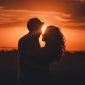 Memahami orang tersayang melalui pendekatan love language dapat menjadi salah satu cara membentuk hubungan yang baik. (Foto: Pexels)