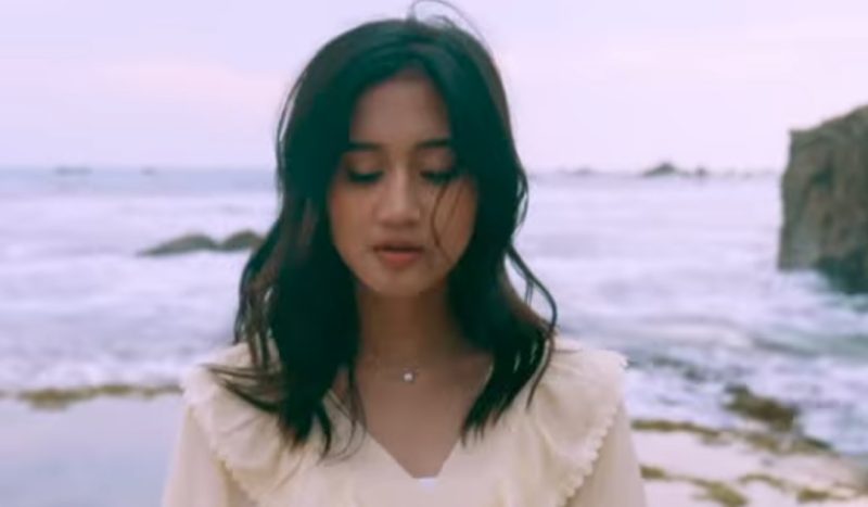 Penyanyi Keisya Levronka kembali menyapa penggemarnya melalui lagu berjudul 