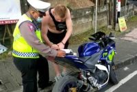 Turis asing dilarang menyewa motor saat berwisata di Bali karena sering melakukan pelanggaran norma dan aturan saat berkendara. (Foto: Istimewa)