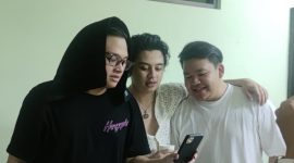 Boyband TBA yang beranggotakan ex Coboy Junior yaitu Iki, Bastian, dan Aldy memilih menggunakan live band sebagai pengiring saat perform. (Foto: Raria.id/Rafi)