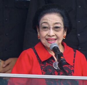 Megawati tindik