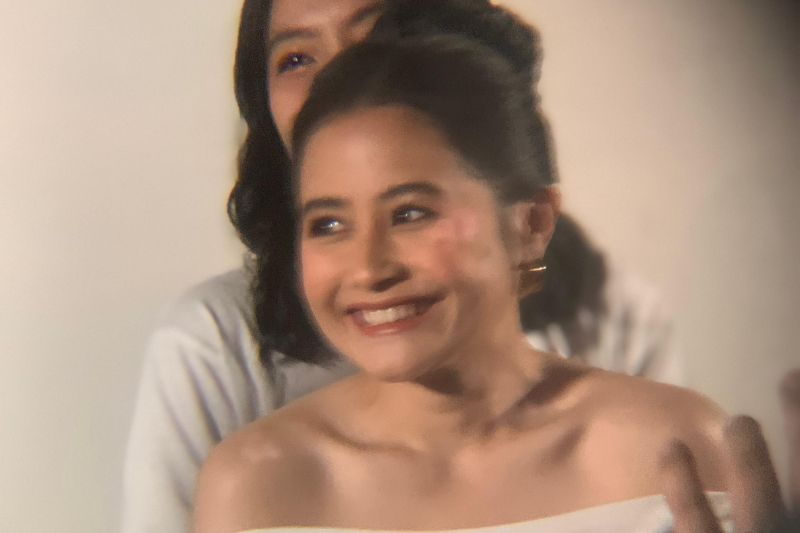Prilly Latuconsina terlihat keceplosan mengungkapkan kedekatannya dengan Dikta Wicaksono saat menjalani proyek film bersama. (Foto: Raria.id/Ajeng Rachmi)