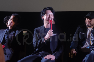 Morgan Oey tampil menjadi guru yang garang dengan rambut cepak dan jenggot tipis dalam film bioskop berjudul Pengepungan di Bukit Duri.