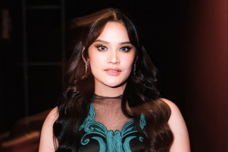 Ashel eks JKT48 menceritakan pengalamannya mendaki gunung demi perannya di film bioskop berjudul Petaka Gunung Gede. (Foto: Instagram/asheladz)