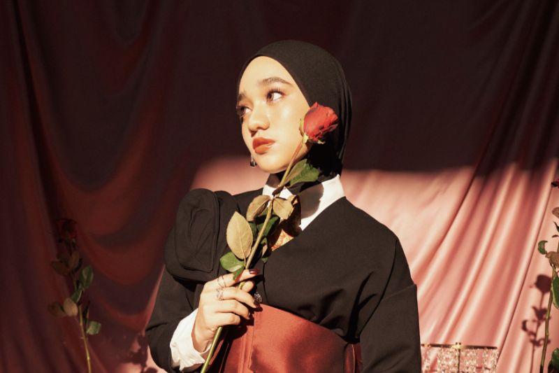 Penyanyi jebolan Indonesian Idol, Nabila Taqiyyah, akhirnya merilis album perdananya bertajuk Kekal yang Sementara. (Foto: Universal Music Indonesia)