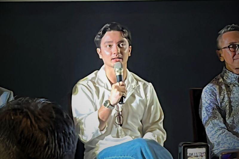 Bryan Domani bercerita soal pengalaman debutnya sebagai produser eksekutif sekaligus pemeran utama di film Tak Ingin Usai di Sini. (Foto: Raria.id/Arsallya Namera)