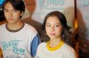 Adhisty Zara kembali menunjukkan kemesraan dengan Ari Irham di film Bertaut Rindu sebagai pasangan yang menguatkan. (Foto: Raria.id/Khoarizmi Septian)