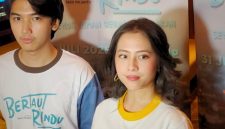 Adhisty Zara kembali menunjukkan kemesraan dengan Ari Irham di film Bertaut Rindu sebagai pasangan yang menguatkan. (Foto: Raria.id/Khoarizmi Septian)