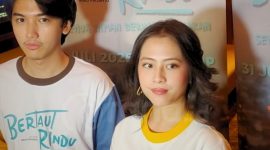 Adhisty Zara kembali menunjukkan kemesraan dengan Ari Irham di film Bertaut Rindu sebagai pasangan yang menguatkan. (Foto: Raria.id/Khoarizmi Septian)