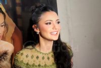 Amanda Rawles menunjukkan perjuangan melawan trauma keluarga melalui karakter yang diperankannya di film Andai Ibu Tidak Menikah dengan Ayah. (Foto: Raria.id/Khoarizmi Septian)