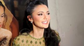 Amanda Rawles menunjukkan perjuangan melawan trauma keluarga melalui karakter yang diperankannya di film Andai Ibu Tidak Menikah dengan Ayah. (Foto: Raria.id/Khoarizmi Septian)