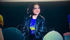 Aktris Rachel Amanda tampil menjadi seorang komika yang populer karena materi soal aib ayahnya di film Suka Duka Tawa. (Foto: Raria.id/Naisya Azzahra)