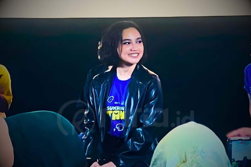 Aktris Rachel Amanda tampil menjadi seorang komika yang populer karena materi soal aib ayahnya di film Suka Duka Tawa. (Foto: Raria.id/Naisya Azzahra)