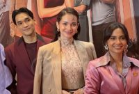 Enzy Storia mengungkapkan adanya kemiripan dirinya dengan karakter yang diperankannya di film Agensi Rumah Tangga. (Foto: raria.id/Siti Zahra)