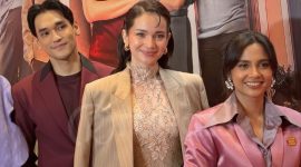 Enzy Storia mengungkapkan adanya kemiripan dirinya dengan karakter yang diperankannya di film Agensi Rumah Tangga. (Foto: raria.id/Siti Zahra)